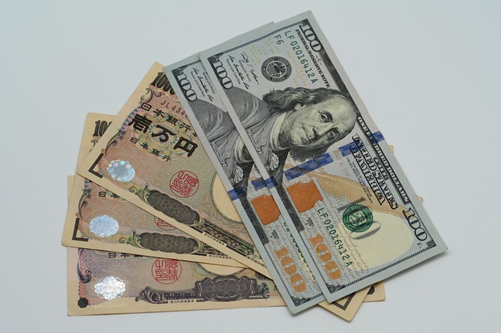 Yen surges high: Quick analysis of dollar movements